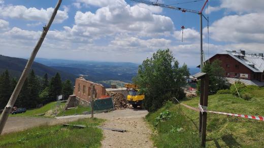 Chata Dvoračky v Krkonoších prochází rekonstrukcí