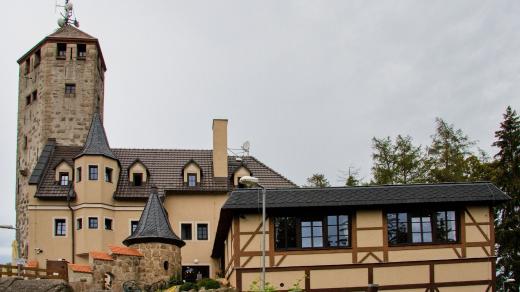 Rozhledna má pětibokou věž
