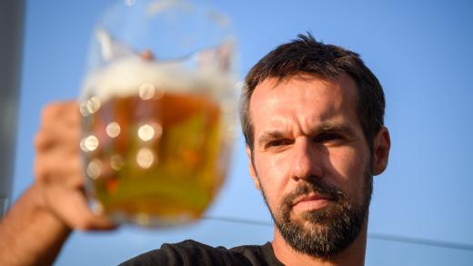 ROZDĚLENI SVOBODOU. Do restaurace chodí na jídlo málokdy. „Takhle když je teplý počasí, to si pivko vychutnám, ale třeba v zimním období nemusím pivo vůbec.“