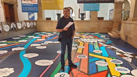 Kurátor Severočeského muzea v Liberci Ivan Rous představuje výstavu Cesty průmyslu. Expozice byla vytvořena v komiksovém duchu
