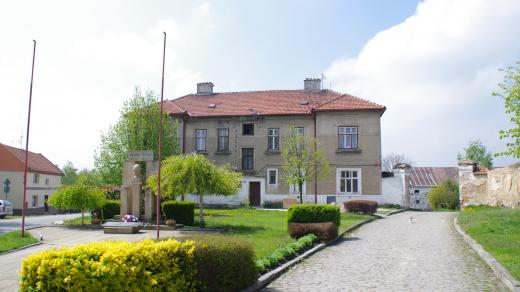 Za tímto domem patrně stála někdejší tvrz