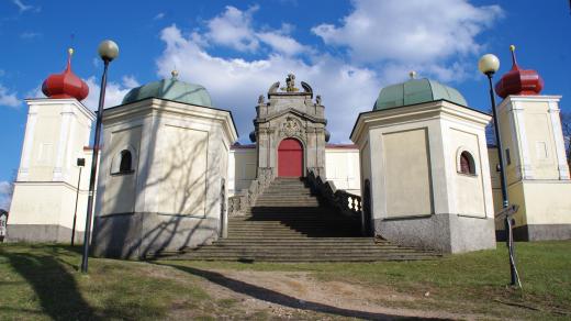 Monumentální vstup od města