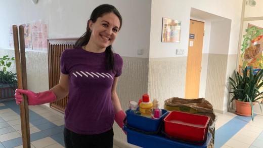 Maryana pracuje ve škole v Dřevohosticích jako uklízečka