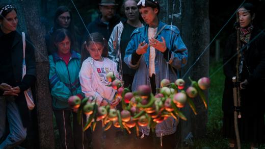 Během obřadu se účastníci sešli ve vnitřním kruhu osmi betonových sloupů, kde hořel oheň, pálily se byliny a Michal Vaľko doprovázel na niněru