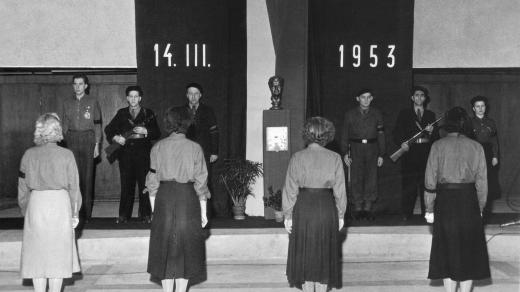 Tryzna v den pohřbu J. V. Stalina. Pomník na Letné byl odhalen o dva roky později, 1953