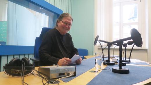 Ivan Hlas ve studiu Českého rozhlasu Hradec Králové