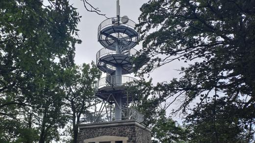 Ocelová rozhledna má tři vyhlídkové plošiny. Je vysoká 15 metrů