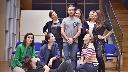 Z natáčení hry M. Vargase Llosy: Pantaleón a jeho ženská rota (uprostřed herec Matouš Ruml)