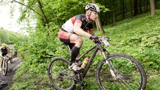 Cyklista Jan Hruška se snaží předat své profesionální zkušenosti mladé generaci