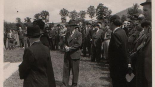 Setkání přeživších z pochodu smrti ze Schwarzheide do Terezína v Chřibsku 1948