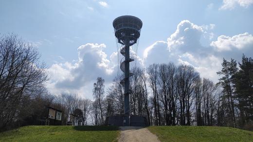 Rozhledna se tyčí nad městem Tachov