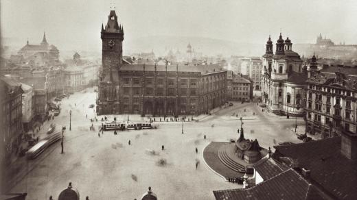 Pohled z věže Týnského chrámu na Staroměstské náměstí s budovou radnice, chrámem sv. Mikuláše a pomníkem Mistra Jana Husa, 1932