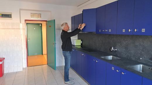Ředitel Správy kolejí a menz Libor Kolář ukazuje jednu z kuchyní na vysokoškolských kolejích v Olomouci