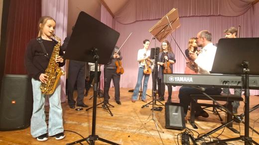 Jihočeská filharmonie při zkoušce na benefiční koncert, vlevo Anastázie Vlašánková