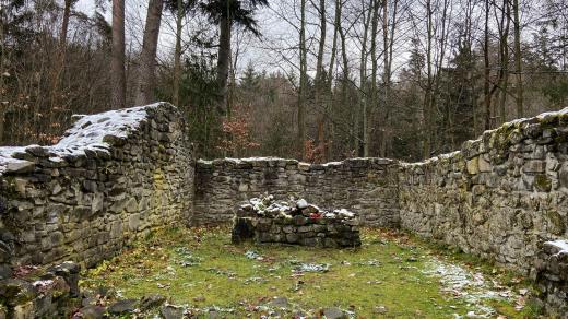 V hlavní lodi kostela archeologové objevili kosterní ostatky