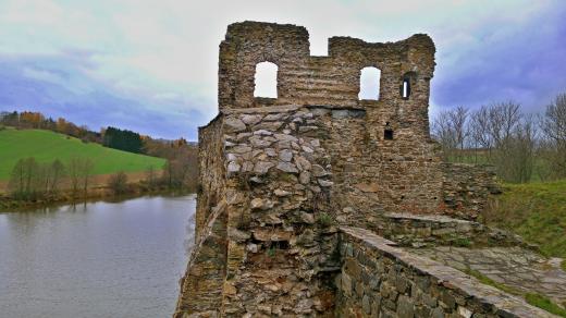 Ruiny Borotína se tyčí na travnatém ostrohu nad dvěma rybníky