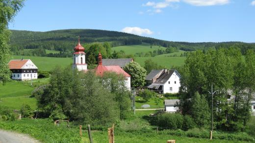 Nová Seninka při pohledu z cesty od Stříbrnic