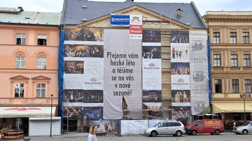 Strana budovy Moravského divadla Olomouc je ze strany na Horním náměstí zakryta lešením