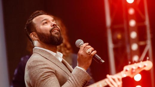 Britský zpěvák původem z Ghany Myles Sanko