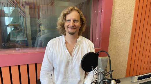 Biskup Pavel Pechanec ve studiu Českého rozhlasu Hradec Králové