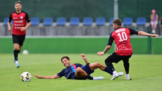 Hráči FC Silon Táborsko (v červeném) při přípravném zápase s Plzní