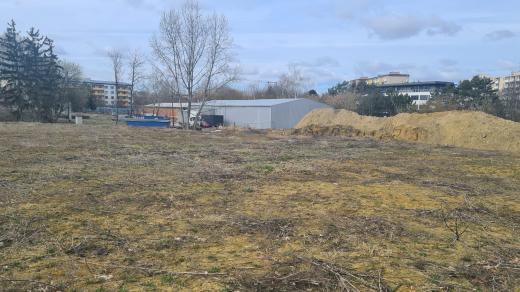 Plac u olomoucké fakultní nemocnice, kde má vzniknout nová komunitní zahrada