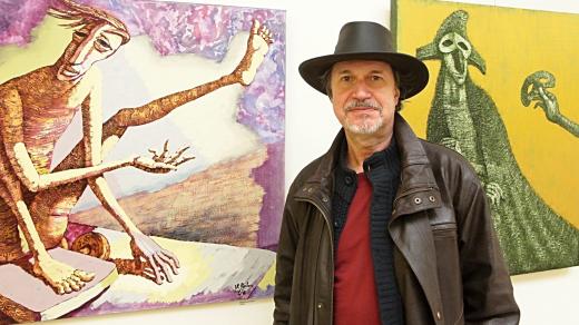 olomoucký malíř a grafik Vít John mezi svými obrazy