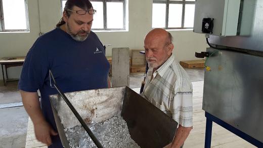 Václav Souček(vpravo) ve Sklárně Annín v roce 2016. Vlevo mistr sklář Jiří Kozel