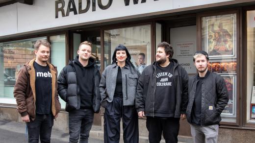 Hudebnice Katarzia s kapelou před studiem Radia Wave