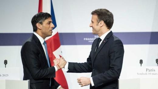 Rishi Sunak a Emmanuel Macron na summitu v Paříži
