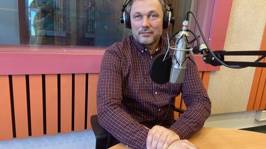 Karel Půš ve studiu Českého rozhlasu Hradec Králové