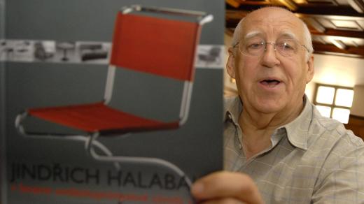 Syn Jindřicha Halabaly Ivan a jeden legendárních návrhů židle (foto z roku 2007)