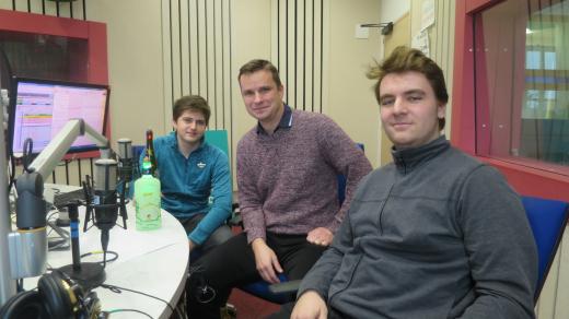 Zleva: Antonín Plašil, Josef Hylský a Vít Janeček ve studiu Českého rozhlasu Hradec Králové
