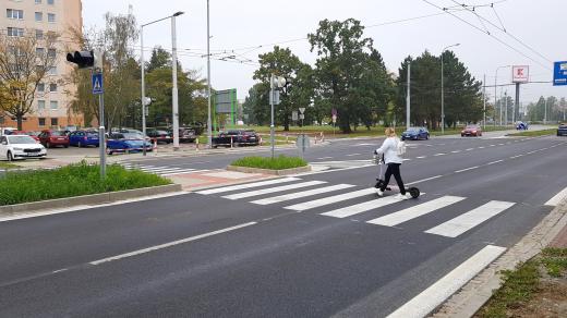 Přechod pro chodce mezi ulicemi Františka Ondříčka a Bezdrevská na sídlišti Vltava v Českých Budějovicích