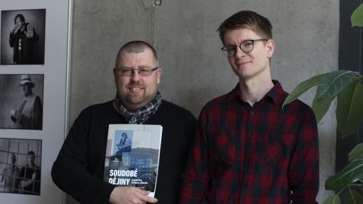 Historici Jaroslav Pinkas a Václav Sixta se svojí učebnicí dějepisu