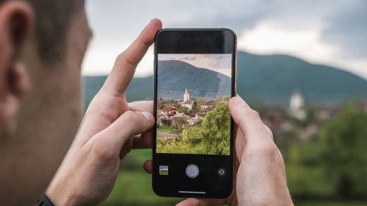 S příchodem turistické sezóny budou mít uživatelé sociálních sítí potíž odpovědět si na to, jestli vůbec na dovelené byli, když o své cestě neinformují na sociálních platformách (ilustrační foto)