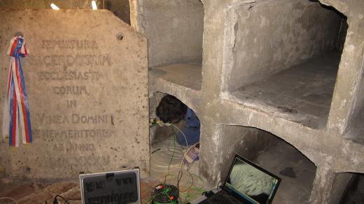 Dneska už víme, že měli sofistikovaně připravené únikové cesty. Jednu dokončenou, druhá vznikala, do barokní kanalizační podzemní chodby v Resslově ulici se nestačili prokopat, říká Jiří Šindelář