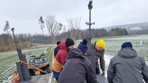 Nová křížová cesta vznikla na zapomenuté polní cestě u přibyslavské místní části Uhry