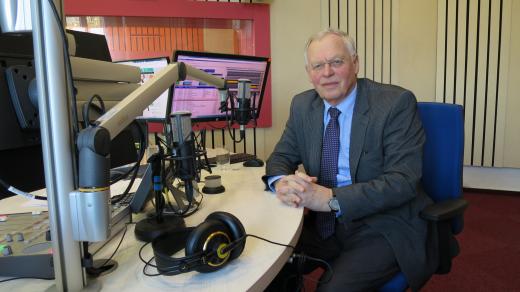 JUDr. Jan Malý ve studiu Českého rozhlasu Hradec Králové