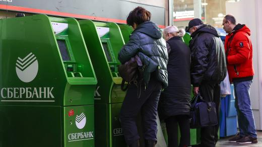 Lidé v Moskvě hromadně vybírají peníze z bankomatů