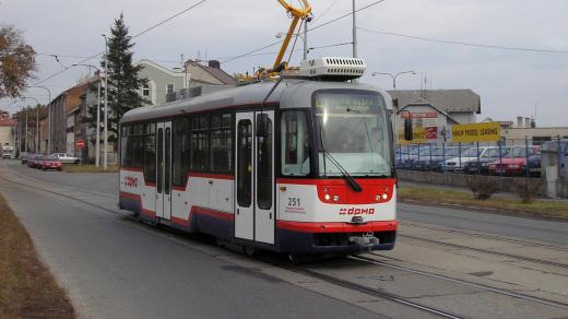 Tramvaj projíždějící v Hodolanech, místní části Olomouce