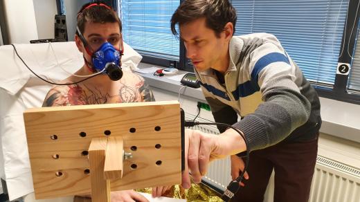 Reportér Vojtěch Koval podstupuje test, při němž vědci z Masarykovy univerzity měří jeho hladinu stresu