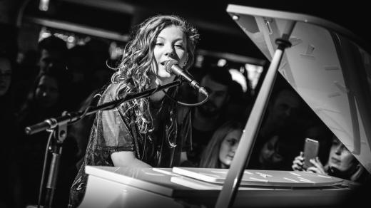 Koncert zpěvačky Lenny ve Foru Karlín