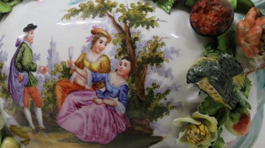 Součástí výzdoby vázy jsou výjevy zahradních pikniků