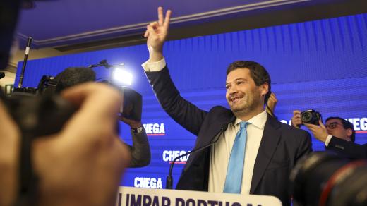 Zakladatel portugalské strany Chega André Ventura sleduje výsledky voleb
