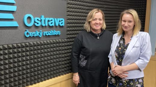 Koordinátorka Veronika Mechová, Středisko humanitární pomoci Diecézní charity ostravsko-opavské (vpravo) a moderátorka Iva Piskalová