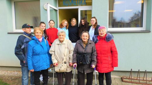 Senioři ze Dvora Králové se stali herci v televizním seriálu. Natáčelo se v tamní zoologické zahradě