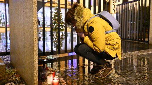 Před rektorátem Univerzity Karlovy začali lidé po tragické střelbě zapalovat svíčky