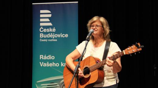 Pavlína Jíšová při vystoupení ve studiovém sále Českého rozhlasu České Budějovice