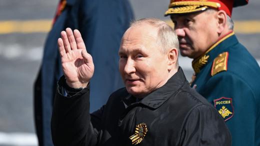 Vladimir Putin a Sergej Šojgu (Russian President Vladimir Putin and Defence Minister Sergei Shoigu leave Red Square after the Victory Day military parade in central Moscow on May 9, 2022)